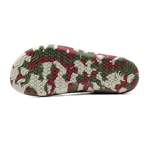 Detailansicht der rutschfesten Camouflage-Gummisohle von Barfußschuhen mit breiter Zehenbox