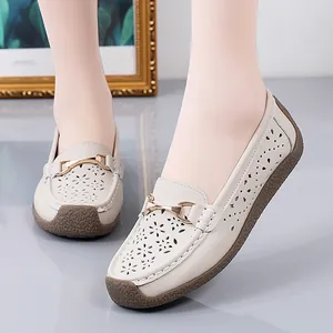 Mocasines calados para mujer con suela plana cómoda y detalle de hebilla elegante