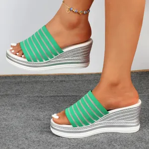 Grüne Flyknit-Keilsandalen für Damen mit silbernen Streifen und leichter dicker Sohle