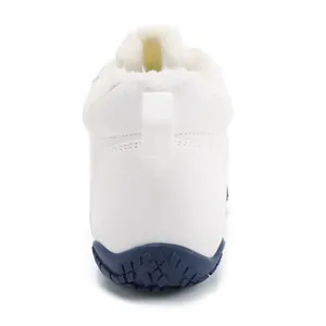 Vista trasera de botas de invierno blancas barefoot con forro de felpa cálido y suela azul.