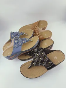 Sandali con zeppa da donna decorati con fiori e borchie dorate in vari colori