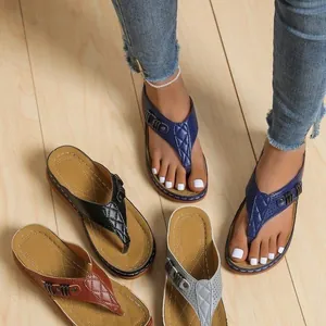 Vista dettagliata di comodi sandali infradito da donna disponibili in vari colori.