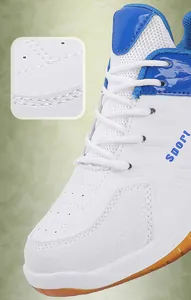 Gros plan détaillé montrant le matériau en mesh et les accents bleus de ces chaussures de tennis