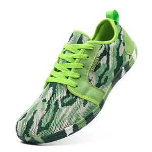 Detailansicht der grünen Barfußschuhe mit Camouflage-Muster und Null-Absatz-Sohle