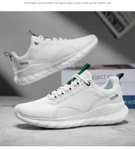 Détail de profil des baskets en mesh blanc avec accents verts et semelle texturée épaisse