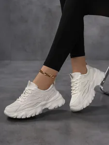 Vue détaillée sur modèle de baskets compensées épaisses de couleur crème pour femmes