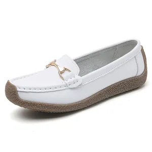Klassieke witte leren loafers voor dames met gouden gesp en antislip bruine zool
