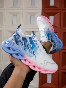 Detail van ademend mesh bovenwerk en gradiënt zool op modieuze sportschoenen