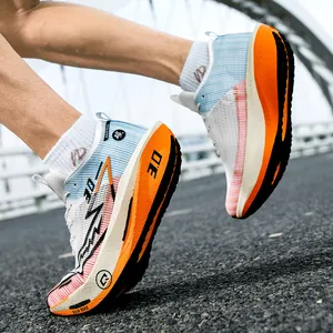 Professionele hardloopschoenen met carbonplaat in oranje en blauw voor de marathon