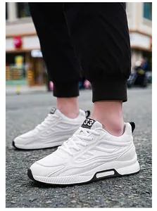Vue détaillée de baskets blanches avec rehaussement et maille respirante