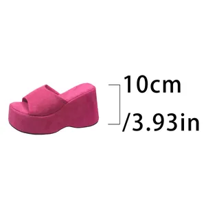 Détail d'une sandale compensée en daim rose avec une hauteur de talon de 10 cm pour femmes