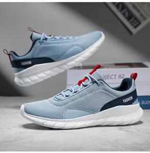 Vue latérale de baskets en mesh bleu léger avec semelle blanche et texte FASHION