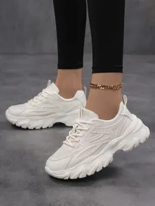 Vue latérale détaillée de baskets chunky blanches à plateforme tendance pour femmes