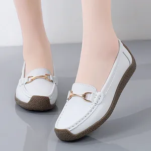 Elegante witte rundleer instappers voor dames met gouden gesp en comfortabele rubberen zool