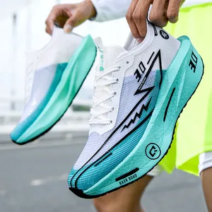 Professionele marathon hardloopschoenen met carbonplaat in mintgroen en wit design