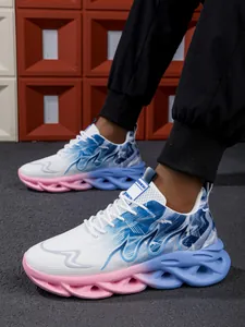 Detailweergave van kleurrijke mesh sneakers met uniek kleurverloop holle twist-zool