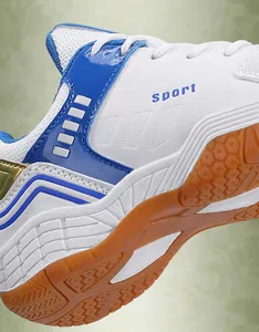 Gros plan sur des chaussures de badminton pour enfants avec mesh et gomme