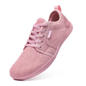 Detailansicht des atmungsaktiven Mesh-Obermaterials am rosa Barfußschuh mit breiter Zehenpartie