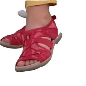 Rote atmungsaktive Mesh-Sandalen für Damen mit offener Zehenpartie und flacher Sohle