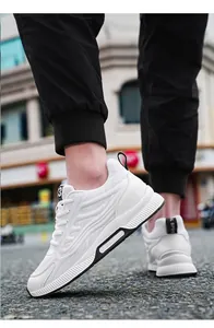 Gros plan de baskets blanches en mesh pour hommes avec talon compensé de 6 cm.