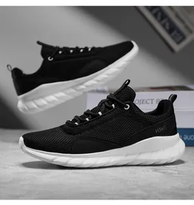Vue détaillée de baskets en maille noire respirante avec des semelles blanches légères