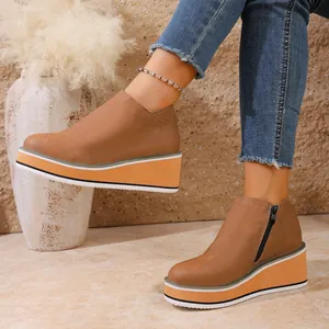 Vue détaillée de bottines à semelles compensées marron avec zip et semelle multicouche