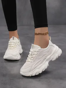 Détail des baskets blanches à plateforme pour femmes avec tige en maille respirante.