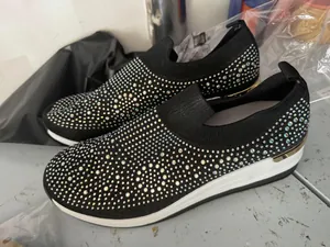 Zapatillas slip-on para mujer con pedrería brillante y cómodas cuñas de moda.