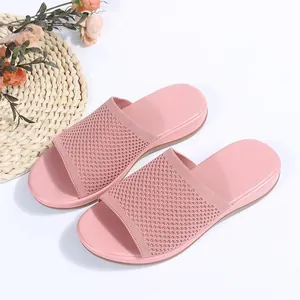 Vue détaillée des brides en maille rose respirante sur ces sandales à plateforme