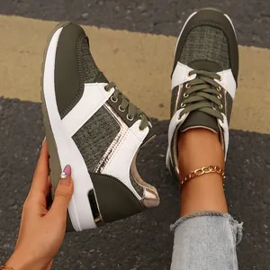 Olivegrüne und weiße Sneaker im Color-Block-Design mit Mesh-Struktur und Golddetails