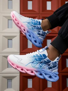 Detailweergave van mesh sneakers met blauwe print en roze-blauw verlopende zolen