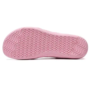 Detailansicht der rosa rutschfesten Außensohle eines minimalistischen Barfußschuhs