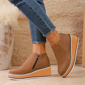Vue latérale de bottines à plateforme compensée à bout rond marron avec zip pour femmes