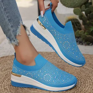 Zapatillas sin cordones azules para mujer con pedrería brillante y una cuña moderna