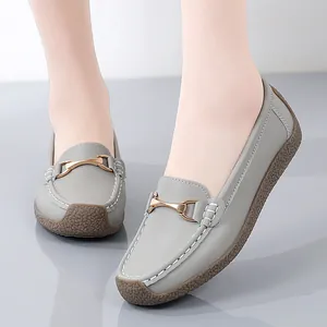 Elegante grijze leren damesloafers met gouden gesp en getextureerde rubberen zool