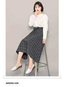 Elegante hellblaue Keil-Loafer für Damen, moderner Freizeitlook kombiniert mit einem Rock.