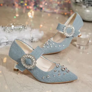 Detailansicht von spitzen Denim-Heels mit Strass-Schnalle und silbernen Nieten-Verzierungen