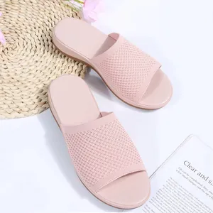 Vue détaillée de pantoufles plates en tricot rose pour femmes dans un décor élégant.
