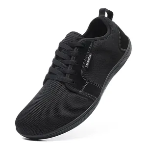 Nahaufnahme eines schwarzen Barfußschuhs mit breiter Zehenbox aus atmungsaktivem Flyknit-Mesh