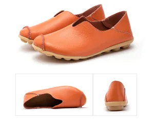 Meerdere hoeken van oranje platte leren loafers voor dames met een rubberen zool