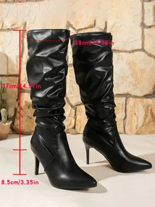 Dimensiones detalladas de botas altas negras de punta con tacón de aguja para mujer.