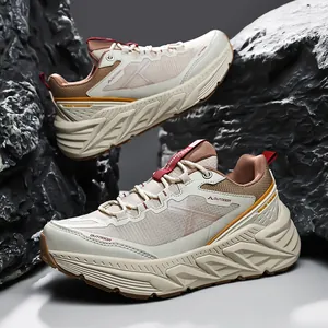 Scarpe da trekking unisex ammortizzate su sfondo di roccia scura per uso esterno