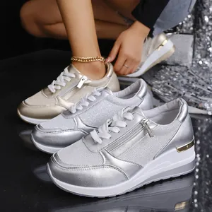 Modische Damen-Plateau-Sneaker in Silber mit seitlichem Reißverschluss und Schnürung