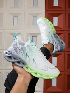 Detailweergave van de groene en witte mesh sneakers met een unieke gedraaide zool.