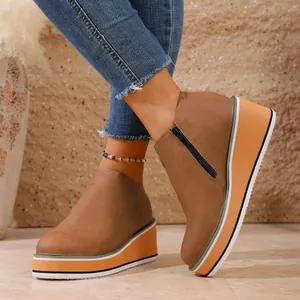 Bottines compensées marron élégantes avec plateforme épaisse et fermeture éclair latérale