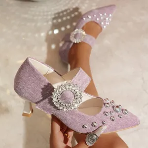 Detaillierte Nahaufnahme von lavendelfarbenen Denim-Pumps mit eleganten Strassschnallen