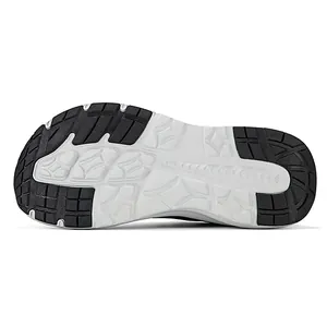 Primer plano de la suela antideslizante de estos zapatos de marcha con punta ancha