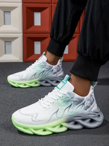 Gedragen weergave van witte mesh sneakers met groene vlammen en holle twistzolen.