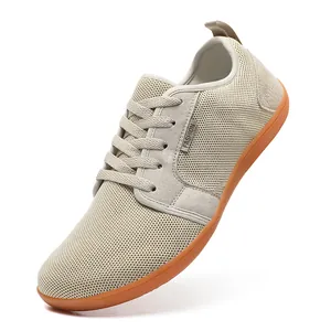 Nahaufnahme von beigen Flyknit-Barfußschuhen mit breitem Zehenbox-Design für Herren