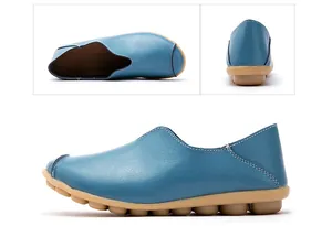 Meerhoekige presentatie van blauwe lederen platte damesloafers met antislipzolen